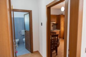 baño con aseo y puerta a la cocina en Villa Dei Limoni en Durrës