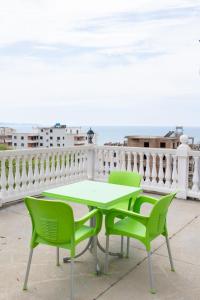 - Balcón con mesa verde y 2 sillas en Villa Dei Limoni en Durrës