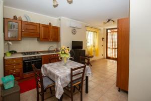 Η κουζίνα ή μικρή κουζίνα στο Flora house