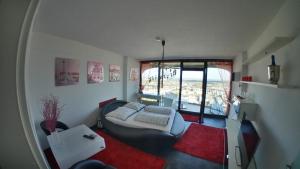 アウクスブルクにあるSky-Romantic-Roomのリビングルーム(ベッド1台、窓付)