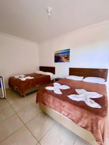 duas camas num quarto de hotel com duas camas em Pousada Lá na Praia Maragogi em Maragogi