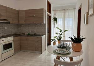 een keuken met een tafel en een tafel en stoelen bij Swallow's Nest Apartment in Paradeísion