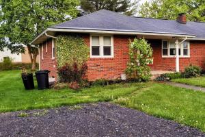 una casa de ladrillo rojo con un patio de hierba en Artistic Home in Lewisburg, en Lewisburg