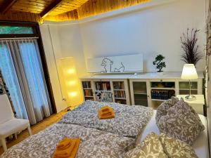 ein Wohnzimmer mit 2 Betten und einem Sofa in der Unterkunft Sommerhaus Zur Eule in Klosterneuburg