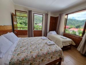 1 dormitorio con cama y ventana grande en Pampa Bella Lodge, en La Merced