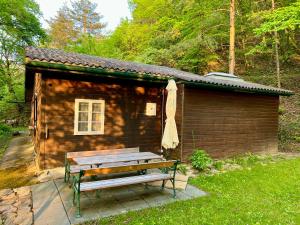 a picnic bench in front of a cabin at Sommerhaus Zur Eule in Klosterneuburg