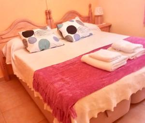 Łóżko lub łóżka w pokoju w obiekcie Chalet en Valle del Tietar