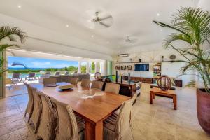 a living room with a wooden table and chairs at Villa Ambiance in Marigot