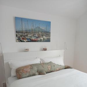 オルタにあるVista do Canal Plusのベッドルーム1室(壁に絵が描かれた白いベッド1台付)
