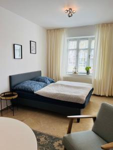 een slaapkamer met een bed en een raam bij kleine Fine in Lübeck