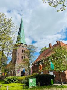 een kerk met een toren en een klok erop bij kleine Fine in Lübeck