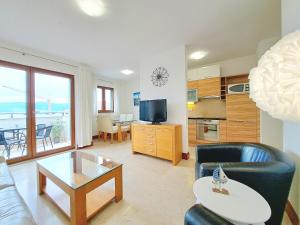 uma sala de estar com um sofá, uma televisão e uma mesa em Apartment Carica em Slatine