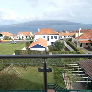 een uitzicht vanaf het balkon van een huis bij Vista do Canal Plus in Horta