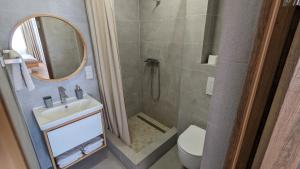 カームヤネツィ・ポジーリシクィイにあるApartment Two-room "Family Estate"のバスルーム(シャワー、洗面台、トイレ付)