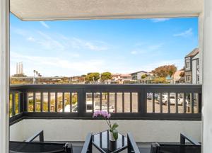 eine Aussicht vom Balkon einer Eigentumswohnung mit einem Tisch und Stühlen in der Unterkunft Ascot Suites Morro Bay in Morro Bay