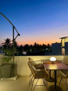 d'une terrasse avec une table et des chaises sur un balcon. dans l'établissement Serene La Playa Boracay, à Boracay