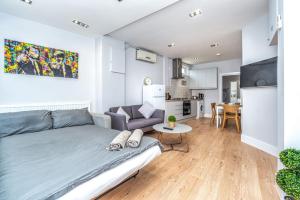 ein Schlafzimmer mit einem Bett und ein Wohnzimmer in der Unterkunft Modern Apartment in East London in London