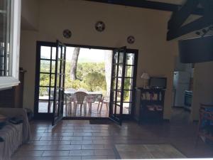 Fotografia z galérie ubytovania Villa 5 pièces Sanary - 12 min à pied plage Bandol Lido - 350 m carres jardin - Climatisation - Vue Montagne du Gros cerveau - la pinède v destinácii Sanary-sur-Mer