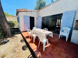 Fotografia z galérie ubytovania Villa 5 pièces Sanary - 12 min à pied plage Bandol Lido - 350 m carres jardin - Climatisation - Vue Montagne du Gros cerveau - la pinède v destinácii Sanary-sur-Mer