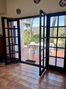 Balkón alebo terasa v ubytovaní Villa 5 pièces Sanary - 12 min à pied plage Bandol Lido - 350 m carres jardin - Climatisation - Vue Montagne du Gros cerveau - la pinède