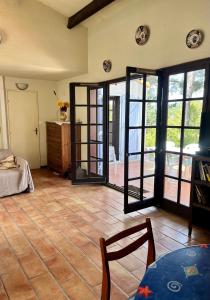 Posteľ alebo postele v izbe v ubytovaní Villa 5 pièces Sanary - 12 min à pied plage Bandol Lido - 350 m carres jardin - Climatisation - Vue Montagne du Gros cerveau - la pinède