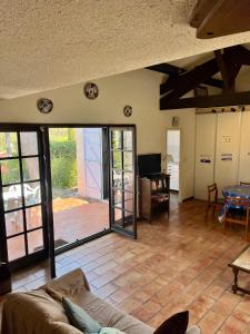 Televízia a/alebo spoločenská miestnosť v ubytovaní Villa 5 pièces Sanary - 12 min à pied plage Bandol Lido - 350 m carres jardin - Climatisation - Vue Montagne du Gros cerveau - la pinède