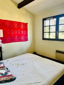 Posteľ alebo postele v izbe v ubytovaní Villa 5 pièces Sanary - 12 min à pied plage Bandol Lido - 350 m carres jardin - Climatisation - Vue Montagne du Gros cerveau - la pinède