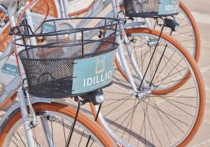 un gruppo di biciclette parcheggiate l'una accanto all'altra di IDILLIO YOUR LUXURY ROOMS a Pescara
