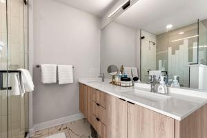 A bathroom at Avra Stylish Apartments Prime West Loop Location Near Union Park