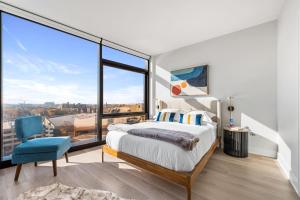 A bed or beds in a room at Avra Stylish Apartments Prime West Loop Location Near Union Park