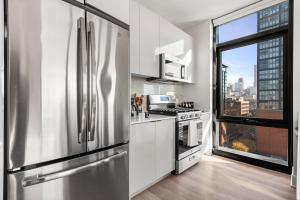 A kitchen or kitchenette at Avra Stylish Apartments Prime West Loop Location Near Union Park