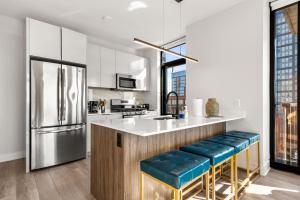 A kitchen or kitchenette at Avra Stylish Apartments Prime West Loop Location Near Union Park