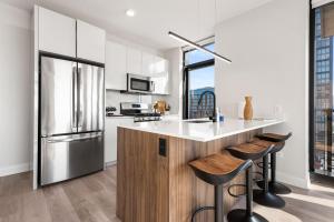 A kitchen or kitchenette at Avra Stylish Apartments Prime West Loop Location Near Union Park