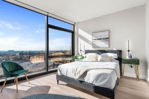 A bed or beds in a room at Avra Stylish Apartments Prime West Loop Location Near Union Park