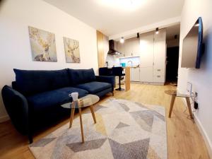 Televízia a/alebo spoločenská miestnosť v ubytovaní NeoApartments Lotnicza