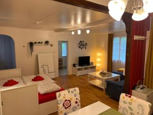 ein kleines Wohnzimmer mit Sofa und ein Wohnzimmer mit in der Unterkunft Sommerhaus Zur Eule in Klosterneuburg