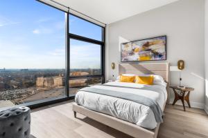 A bed or beds in a room at Avra Stylish Apartments Prime West Loop Location Near Union Park