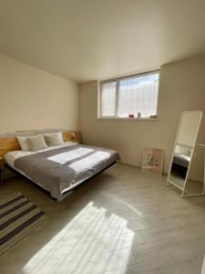 Апартаменти Underground&SPA في إلفيف: غرفة نوم بسرير ونافذة وسلم