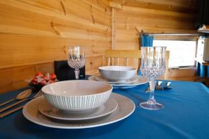 una mesa con un paño de mesa azul y gafas. en Leven View Lodges - Carness, en Fort William