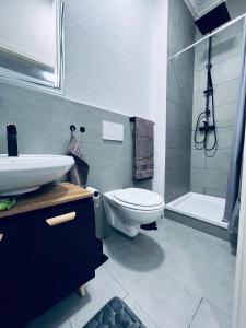 ein Badezimmer mit einem Waschbecken, einem WC und einer Badewanne in der Unterkunft Traumhaftes 1-Zi Apartment mit Gartennutzung Nähe Krefeld HBF in Krefeld
