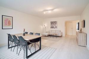 - une salle à manger et un salon avec une table et des chaises dans l'établissement Norden Homes Turku Central 2-Bedroom Apartment, à Turku