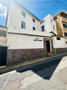 un edificio de ladrillo al lado de una calle en Vieille Mansion, en Quito