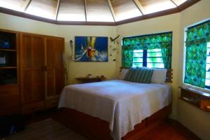 um quarto com uma cama e duas janelas em RiverHill Hideaway em Monkey Fall