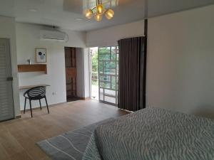 a bedroom with a bed and a table and a chair at exclusivo apartamento in Quibdó