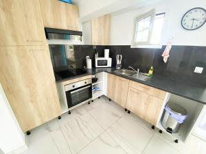 Kuchyň nebo kuchyňský kout v ubytování Plézi location F2 Océan, Trois-Ilets + 13 fotografií