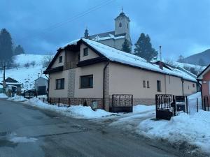 ein großes weißes Gebäude mit Schnee darüber in der Unterkunft Privatsalatin 