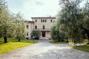 uma casa velha com árvores em frente em Un posto davvero unico! em Marone