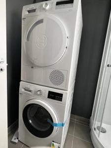 una lavadora y secadora en una esquina de una habitación en Storgata 5, en Berlevåg