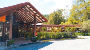 a building with a bunch of plants in a garden at Hotel de Montaña Suria in San Gerardo de Dota