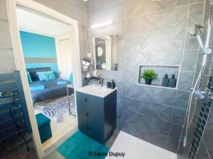 フゼタにあるCasa Blue Azulのバスルーム(シンク、シャワー付)が備わります。
